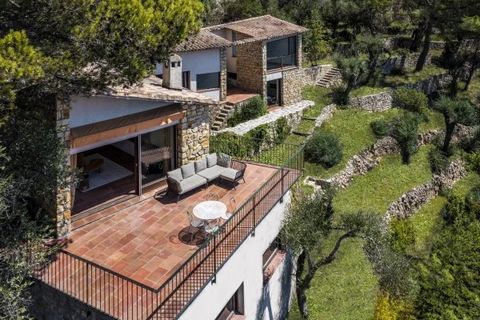 Dotée d'une vue exceptionnelle sur le village médiéval d'Eze, le Cap Ferrat et le Cap d'Antibes la villa possède une identité architecturale singulière, le volume vient s'intégrer dans le terrain naturel et ses restanques agrémentées d'essences médit...