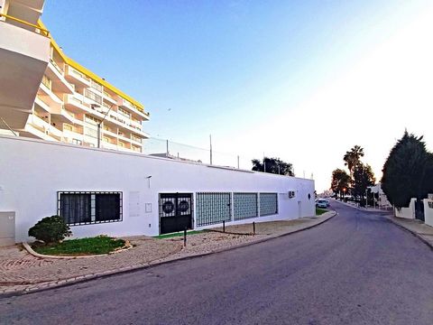 Warehouse in Albufeira with 272m2 of floor space Location: Albufeira, Montechoro - quiet area with easy access. Description: Spacious warehouse with large windows and natural light, situated on the ground floor, this is a unique opportunity for those...