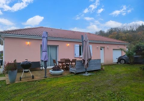 Vinzelles, commune située à 30 minutes de Clermont Ferrand, maison familiale d'environ 200 m2 bâtie de plain-pied avec garages, jardin et piscine. Cette belle maison édifiée en 2011 a été agrandie en 2021 et propose ainsi : une entrée avec placards, ...