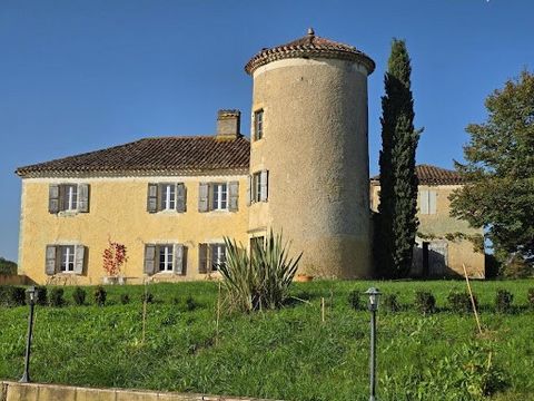 EXCLUSIVITE - Au coeur de la Gascogne, à 20mn d'AUCH, Grand Domaine de 74ha de bois, prairies et champs composé d'une Demeure de Caractère en pierres, au passé historique remontant au XIIIème siècle, de 300m² habitables immédiatement, d'une maison d'...