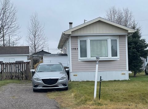 Soyez chez vous pour peu de frais. Près de la base militaire, à 8 minutes de Chicoutimi, cette maison mobile de deux chambres avec un grand terrain est pour vous. Disponible pour janvier 2025. INCLUSIONS Luminaires, toiles. EXCLUSIONS --