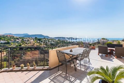 Découvrez en exclusivité chez Côte d'Azur Sotheby's International Realty, votre agence spécialiste des biens d'exception à Nice, un superbe penthouse d'angle situé au dernier étage d'une petite copropriété calme et sécurisée avec piscine. En parfait ...