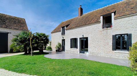 A 37 minutes d'Orléans, située dans la petite commune de Prénouvellon, cette maison offre un cadre de vie paisible et agréable. Le bien dispose d'un vaste terrain clos de 858 m². Vous pourrez profiter d'un jardin arboré et soigné, idéal pour se déten...