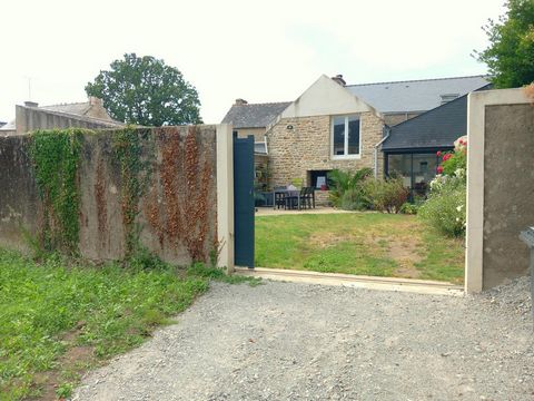 Située dans le bourg d'un village historique, avec des parcs fleuris et arborés et des commerces de proximité, cette maison charme les visiteurs au premier coup d'œil. Au centre, la cuisine, pièce maitresse desservant l'ensemble du rez-de-chaussée : ...