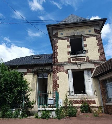 Cuise-la-Motte Sur l'Axe Compiègne - Soisson MAISON DE VILLE AVEC GRAND JARDIN. Elle comprend un couloir d'entrée, un séjour une cuisine et deux pièces au rez de chaussée. A l'étage, deux chambres, une salle de bains et une pièce ''buanderie''. Un gr...