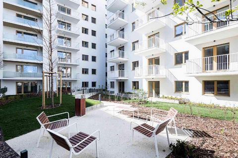 Ubicado en la vibrante y cambiante zona del distrito 8 de Budapest, este apartamento de nueva construcción en el 7º piso está a pocos pasos del popular paseo marítimo de Corvin. Combinando un diseño contemporáneo con tecnología de energía renovable d...