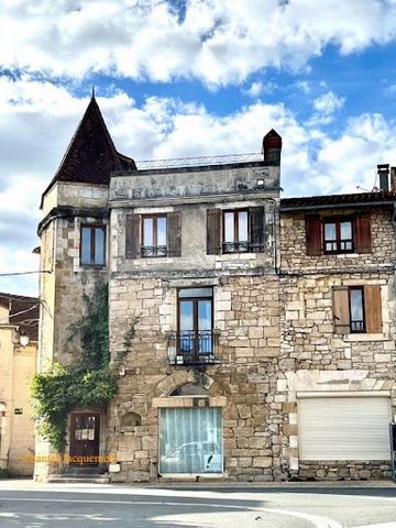 24800 CORGNAC SUR L'ISLE EXCLUSIVELY, HOUSE COMPOSED OF 2 DWELLINGS Chantal Jacquement offers you a beautiful 15th century stone house divided into 2 currently rented apartments. The 1st dwelling with a surface area of approximately 160 m2 is compose...