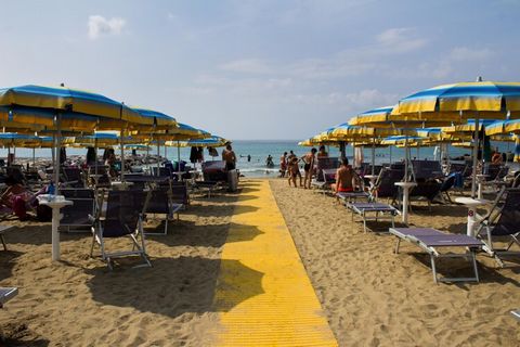 Deze vakantiewoning is gelegen in een vakantiedorp en het beschikt over comfortabele slaapkamers en een heerlijke ligging aan zee. Ideaal voor een gezinsvakantie. Tijdens je verblijf heb je bovendien toegang tot de zwembaden waarvan er 1 kindvriendel...