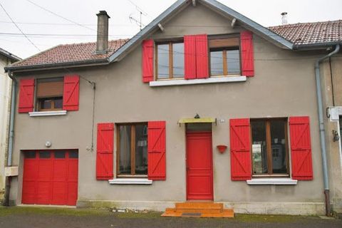 Neu in Montfaucon d'Argonne, Wir bieten Ihnen dieses 6-Zimmer-Haus mit einer Wohnfläche von 125 m² an, davon 112 m² Wohnfläche. Es besteht aus einem Wohnzimmer, einem Wohnzimmer, einer Küche, 4 Schlafzimmern, 1 Büro und 1 Badezimmer, einer... Doppelv...