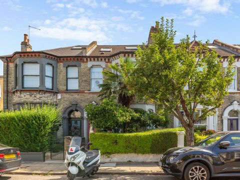 This substantial Victorian property offers over 2000 square feet and is flooded with natural light. This home retains its wealth of original period features and is extended into the side return and the loft. The property comprises a double reception ...