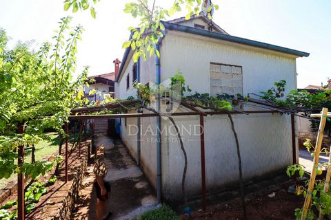 Location: Istarska županija, Poreč, Poreč. Poreč, surroundings, house with three apartments and office space 200 m from the sea! A house with three apartments is for sale in a place known for its raspberry oil and excellent wine. The house was built ...