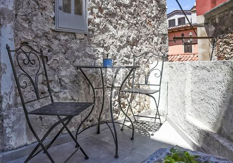 Location: Istarska županija, Rovinj, Rovinj. Istra, Rovigno, Nel cuore del bellissimo Rovigno, a soli 50 metri dal mare, troverete questo incantevole appartamento con terrazza. Nonostante sia situato nel pieno centro dell'azione, lungo la via più pop...