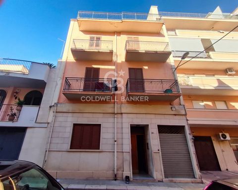 POUILLES - ANDRIA - VIA CAPUANA Coldwell Banker Gruppo Bodini propose à la vente un immeuble entier sur trois niveaux dans la Via Capuana, un quartier central et bien desservi d'Andria. . Au rez-de-chaussée, nous trouvons un appartement de 90 m2 avec...