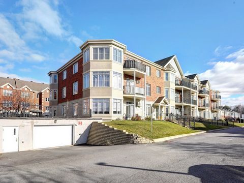 *** AVEC GARAGE *** Beau condo situé au 3e étage possédant une luminosité incroyable et des fenêtres à profusion. À distance de marche de la Gare de Mascouche et situé près de la jonction des autoroutes 25 et 640. Épiceries, commerces et restaurants ...