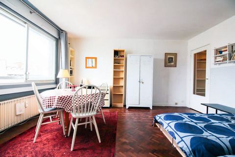 This furnished studio apartment is located on the corner of rue Oberkampf, in the trendy and lively ‘folie Méricourt’ district. Very functional, large and quiet, the flat is on the 6th floor of a building dating from the 70s. Its occupants enjoy a be...