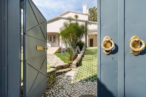 Charmosa Moradia T3 com Guest House, jardim e garagem, totalmente remodelada com materiais nobres, no Linhó em Sintra. Composta por: Hall de entrada com lavabo social, cozinha totalmente equipada com electrodomésticos da marca smeg, e ligação à garag...