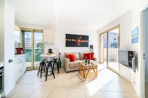 Cet appartement est entièrement équipé et peut accueillir jusqu'à 3 personnes grâce au confortable canapé convertible dans le salon et le lit double. Array Les plages sont à 1 minute de marche. Le Suquet, centre historique, partie la plus charmante d...