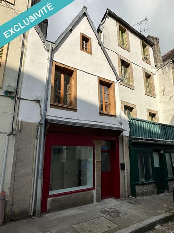 Maison entièrement rénovée avec goût idéalement située au plein cœur du centre ville de MORLAIX, commerces et écoles à pied, à 10min de la mer, à 5min de la RN12 BREST/RENNES. Un rez-de-chaussée composé d'un salon séjour, cuisine, salle de bains avec...