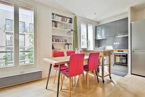 Este encantador apartamento de dos habitaciones ofrece una estancia cómoda y bien equipada para hasta 2 personas en el corazón de París. Ubicado en el cuarto piso de un edificio sin ascensor, el apartamento de 41 m² cuenta con un luminoso salón con z...