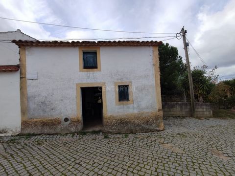 Excelente oportunidade Moradia para reconstruir no coração da aldeia de Monte Fidalgo, Perais, Vila Velha de Ródão Com uma área bruta de construção de 68.44m2, distribuída por dois piso com 5 divisões. Conta com um pequeno terreno atras onde poderá c...