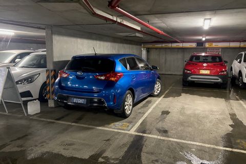 Beveiligde parkeerplaats van 27,1 m² bevindt zich in de nabijheid van Sydney Airport, momenteel verhuurd aan Park N Fly onder een langetermijnovereenkomst, waardoor het een aantrekkelijke en veilige investeringsmogelijkheid is. Park N Fly biedt het h...