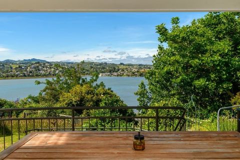 Reserve um tempo para parar e apreciar a perspectiva em constante mudança enquanto relaxa em seu deck, mergulha no spa ou simplesmente senta-se e olha para uma das muitas janelas que mostram a vista. A vista para a água é maré e é um cenário deslumbr...