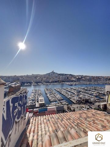 Découvrez ce superbe duplex rénové avec goût, situé aux 5ème et 6ème étages d’un immeuble bénéficiant d’une vue imprenable sur le Vieux-Port. Description du Bien 5ème étage : Une chambre et une salle d’eau moderne. 6ème étage : Une cuisine fonctionne...