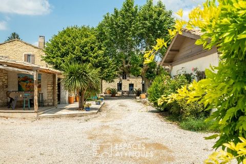 Situé sur la commune de Saint-Remy-de-Provence, ce mas en pierres du XVII siècle développe une surface de 410m2 avec un jardin de 2500m2. Cette bastide chargée d'histoire est un lieu de vie familial issu d'une réécriture contemporaine et s'appuie sur...