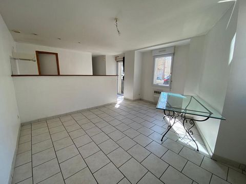 A VENDRE en EXCLUSIVITE: Commune du LOUROUX BECONNAIS à 30 mn d'ANGERS (49) Petit Immeuble de rapport comprenant 2 logements en location. 1er Logement: Type 2 comprenant Pièce principale avec kitchenette. A l'étage: une chambre, salle d'eau et WC Au ...