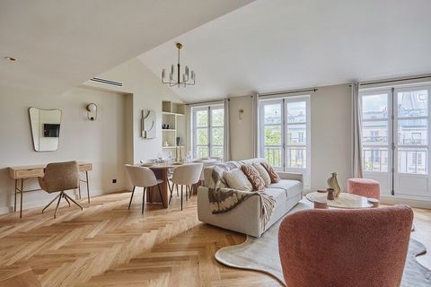 Bienvenue dans notre Superbe Appartement au Coeur du Marais avec vue climatisé, 2 chambres dont 1 masterroom en duplex. Décoré par des architectes de renom, il est proche de la célèbre Place des Vosges, de ses commerces, cafés, restaurants et lieux c...