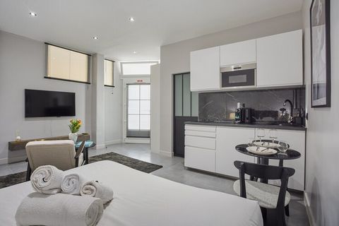 Welkom in mijn appartement in het hart van het 17e arrondissement van Parijs! Deze moderne en volledig uitgeruste studio biedt een comfortabele leefruimte van 34 vierkante meter, ideaal voor uw verblijf in de Lichtstad. Metrostation: Brochant lijn 13...