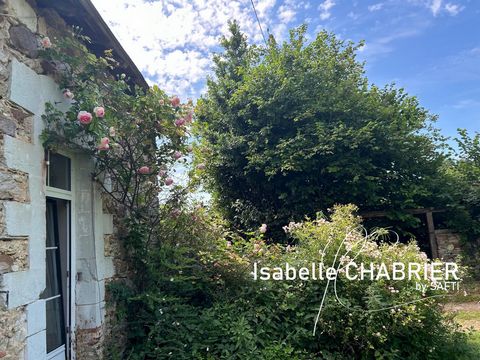 Située dans la campagne de Tiercé, sur un terrain arboré de 4367 m² bordé des haies bocagères, cette maison en pierres de 236 m² habitables (274 m² au sol) comprend une cuisine avec une vue magnifique sur la campagne environnante, un salon spacieux, ...