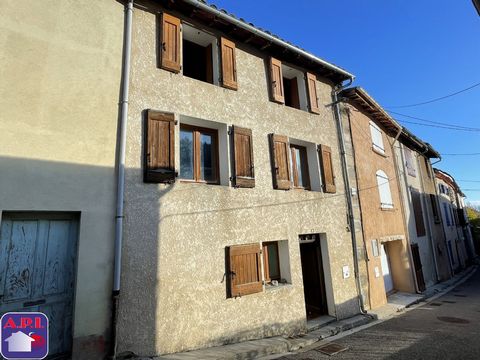 ZUM RENOVIEREN, IN DEN BERGEN Dorfhaus mit ca. 70m² Wohnfläche zum Renovieren, ohne Außenbereich, mit Bergblick. Es hat drei Ebenen. Das Erdgeschoss verfügt über eine Eingangshalle, einen Weinkeller, eine Werkstatt, einen Schuppen, einen Keller, ein ...