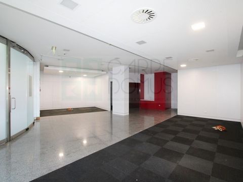 Excellent shop next to the N10 road in the Malvarosa Urbanization, in Alverca. Space for restaurants, commerce or services located in the Malva Rosa Urbanization, Alverca. Corresponding to shop no. 3, next to the EN 10 and shopping area. Comprising a...