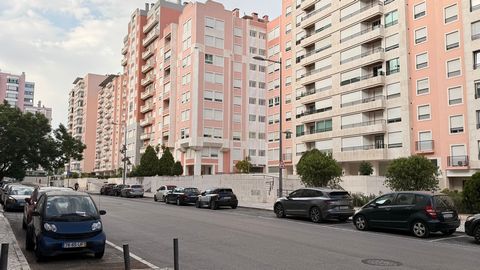 Telheiras is synonymous with quality living. Centrally located and flat, it offers a vibrant mix of traditional shops, excellent transport links, and wide green spaces. This 89 m² one-bedroom apartment is set in Telheiras premium area, right next to ...