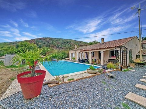 Belle villa traditionnelle sur les hauteurs avec hangar et piscine