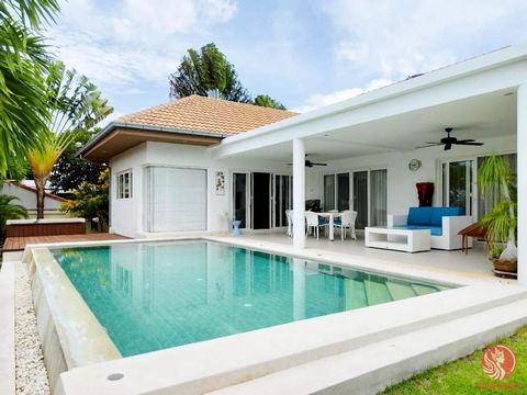 Deze prachtig onderhouden villa met 3 slaapkamers en zwembad is gelegen in het zeer gewilde The Views-project aan Soi 112. Het huis ligt op een verhoogd land en biedt een adembenemend uitzicht op de bergen en de zonsondergang, op slechts 3 minuten ri...