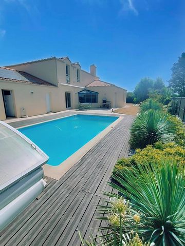 Maison de 238m², 6 chambres, piscine