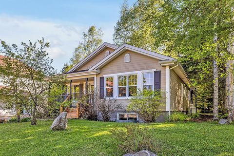 Magnifique maison construite en 2009, située sur un grand terrain boisé offrant tranquillité et intimité. Elle comprend 5 chambres, 2 salles de bains complètes, une grande salle familiale au sous-sol et une terrasse couverte pouvant être transformée ...