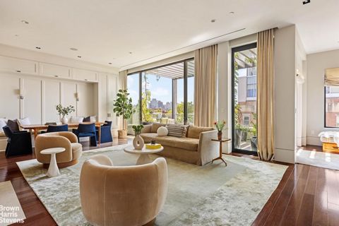 Duplex penthouse rarement disponible avec 3 terrasses privées + terrasse sur le toit et garage pour 2 voitures (achat séparé) Perché au sommet d’un condominium discret de quatre unités au carrefour de Boerum Hill et Cobble Hill, cet extraordinaire du...