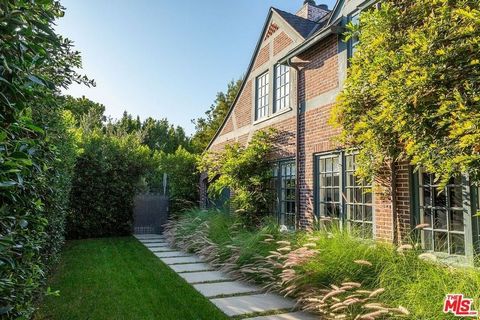 Your Dreamy Country English Retreat in Windsor Square. Tucked away on one of Windsor Square's most coveted and idyllic blocks affectionately known as 