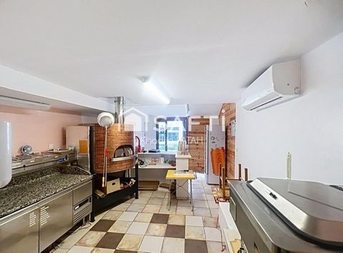 Pizzeria au feu de bois dans village touristique