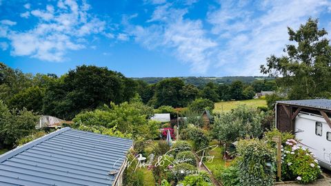 Maison traditionnelle avec vue dégagée et jardin