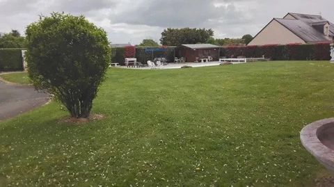 Cette Jolie maison avec un grand terrain arboré plus piscine.