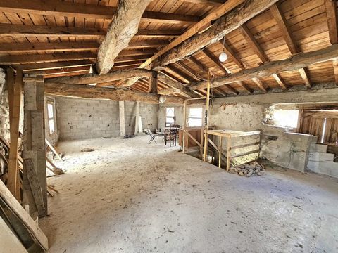 Bâtisse en pierre à rénover avec jardin