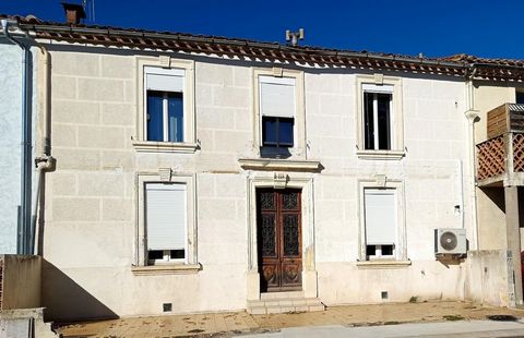 Grande maison familiale avec extérieur et garage.
