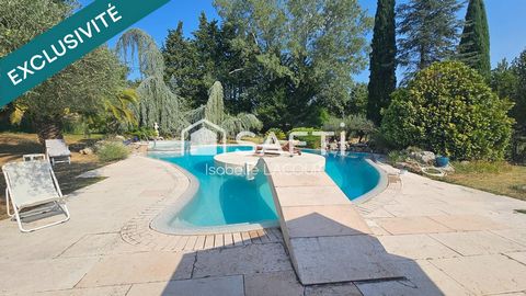 Véritable havre de paix au cœur d'un magnifique parc arboré de 6395 m², garage 110m2.
