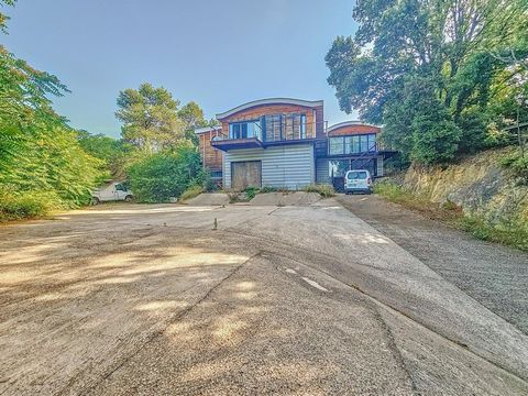 Maison contemporaine avec grand terrain offrant de nombreuses possibilités
