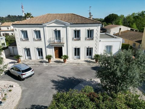 Juvignac, maison de maître avec son style intemporel et ses matériaux de qualité, 270 m2 de surface à vivre, 5 chambres dont une suite au RDC. Spacieux salon avec sa cheminée sur mesure. salle à manger, cuisine indépendante, 3 salles de bain. 3 WC. T...