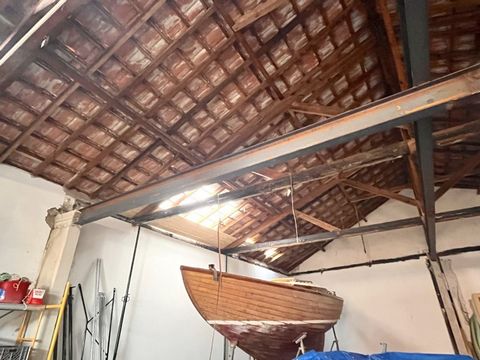 We're presenting a truly singular warehouse, perfect for anyone seeking an inspiring workspace, ample storage, or an investment with astonishing transformation potential. Situated in Peniche's historic and central area, this warehouse benefits from a...